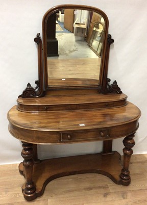 Lot 186 - Good quality Victorian walnut dressing table