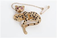 Lot 3356 - Gold (9ct) novelty leopard brooch with black...