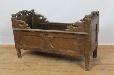 Lot 709 - 17th century oak cradle