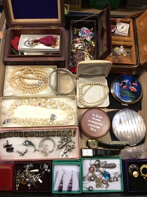 Lot 553 - Group of costume jewellery and bijouterie