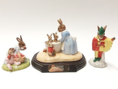 Lot 106 - Royal Doulton Bunnykins Limited Edition On Line DB 238 1983/2500, Bath Night DB241 3690/5000 with plinth, Liberty Bell DB257 971/2000, Old King Cole DB458  138/500, Minstrel DB211 1005/2500 & Straw...