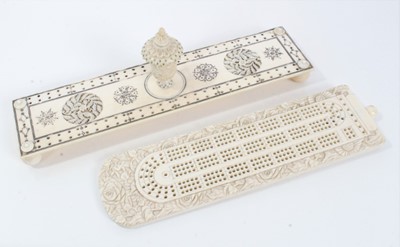Lot 504 - Two ivory cribbage boards, including an Anglo Indian example decorated with a central urn, and a Chinese Canton example carved with flowers, 23cm and 21.5cm length