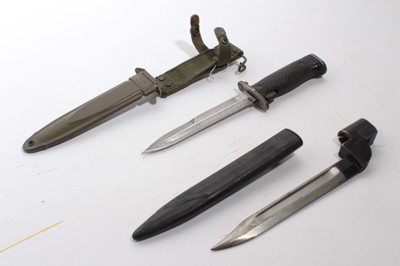Lot 854 - American M8 Bayonet in scabbard with integral frog, together with a British No. 9 MK1 Knife Bayonet in scabbard (2)