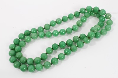 Lot 510 - Chinese jade/green hardstone necklace