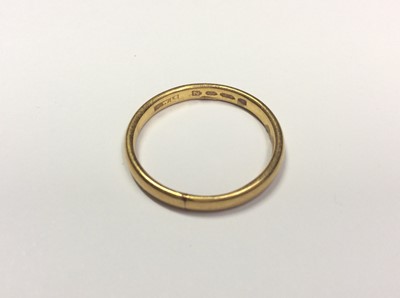 Lot 501 - 22ct gold wedding ring. Size Q