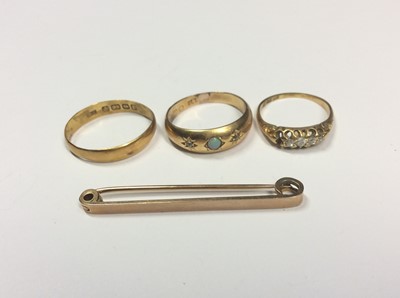 Lot 510 - 22ct gold wedding ring, two 18ct gold rings and 9ct gold bar brooch