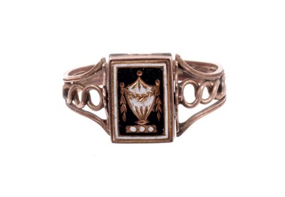Lot 468 - George III mourning ring with rotating enamel and carnelian locket plaque