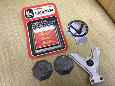 Lot 1289 - Vintage Sports Car Club members badge together with two MG badges and two other car badges (5)