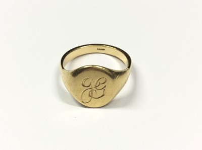 Lot 540 - 18ct gold signet ring with engraved initials ‘JG’. Ring size Q