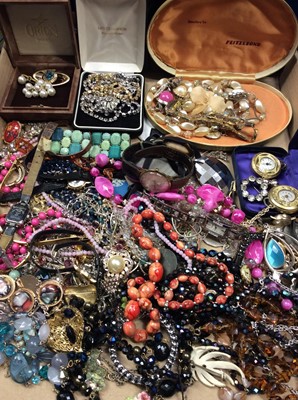 Lot 552 - Costume jewellery and wristwatches