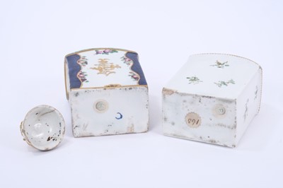 Lot 58 - Lowestoft tea canister and cover, painted in blue with the Robert Browne pattern, with added enamel decoration, and a further Lowestoft tea canister painted with gold and green sprigs