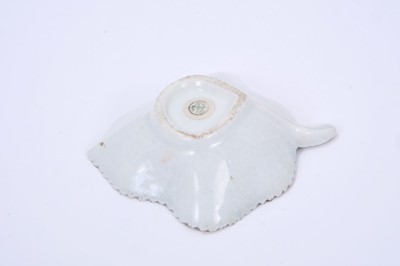 Lot 64 - Lowestoft pickle dish, of leaf shape, painted in Tulip Painter style with flowers within a green rim, 10.6cm long