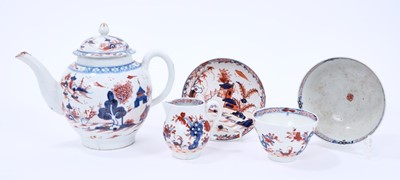 Lot 67 - Collection of Lowestoft Redgrave style pieces, including a teapot painted with the Dolls' House pattern, 17.2cm high
