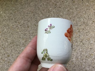 Lot 69 - Lowestoft sparrow beak jug and two coffee cups, all painted in the Tulip Painter style, the jug 8.5cm high