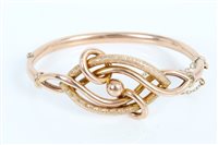 Lot 3383 - Victorian gold (9ct) hinged bangle with...