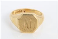 Lot 3386 - Gentlemen's gold (18ct) signet ring with...