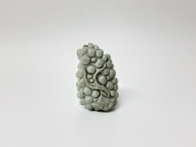 Lot 609 - Chinese hardstone/jade grape form snuff bottle