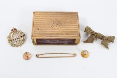 Lot 454 - Gold ATS sweetheart brooch, 9ct gold matchbox case, 15ct gold mesh bow brooch, 15ct gold and platinum bar brooch, and two gold dress studs.
