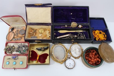 Lot 465 - Group of antique jewellery to include a Victorian carved cameo brooch, Victorian daguerreotype portrait brooch, and costume jewellery