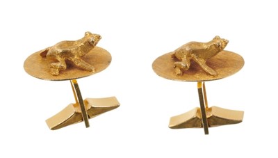 Lot 519 - Pair of novelty gold cufflinks in the form of a frog, naturalistically modelled, mounted on an oval plaque. Stamped 14k.