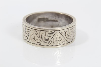 Lot 529 - 9ct white gold wedding ring