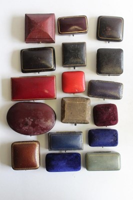 Lot 533 - Collection of 17 antique jewellery boxes for brooches