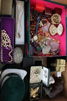 Lot 3407 - Quantity of costume jewellery - including raw...
