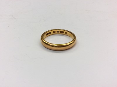 Lot 724 - 22ct gold wedding ring