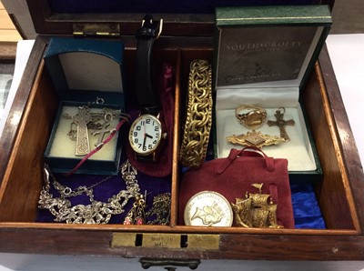 Lot 725 - Wooden jewellery box containing gold and other costume jewellery