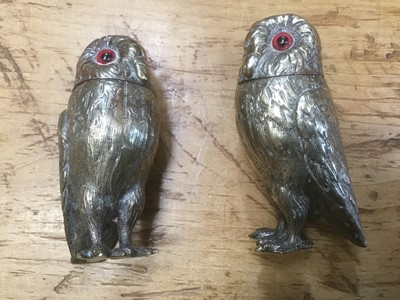 Lot 706 - Pair of silver plated novelty owl pepperettes