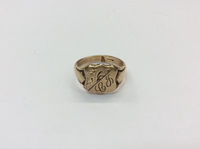 Lot 676 - Gentlemen's 9ct gold signet ring with engraved initials