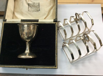 Lot 717 - Pair of silver toast racks and cased silver egg cup