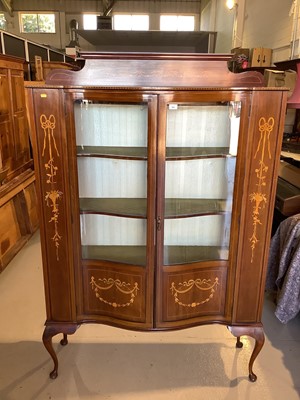 Lot 131 - Edwardian mahogany inlaid serpentine display cabinet
