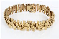 Lot 3414 - Gold (9ct) abstract design bracelet, 18cm