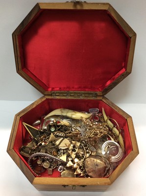 Lot 666 - Group costume jewellery, wristwatches and bijouterie