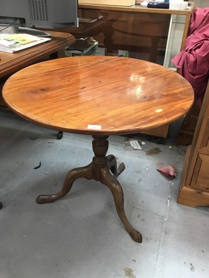 Lot 885 - George III mahogany circular wine table