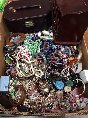 Lot 707 - Large quantity of costume jewellery