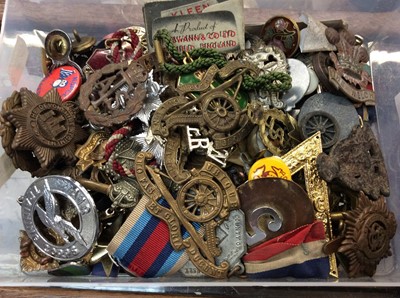 Lot 464 - Box of vintage military badges, military buttons and other items