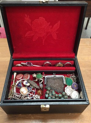 Lot 655 - Jewellery box containing costume jewellery and bijouterie
