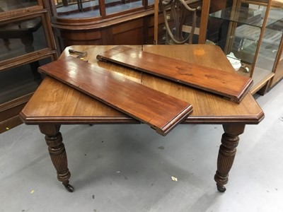 Lot 886 - Edwardian walnut extending dining table with winding handle ( no leaf )