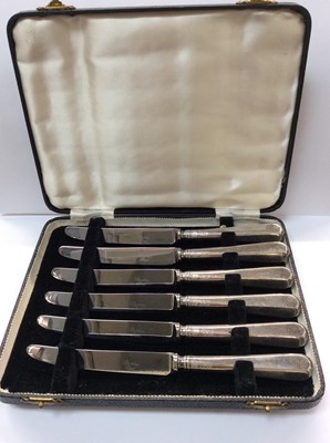 Lot 661 - Set of six silver handled tea knives with stainless steel blades, in a fitted case