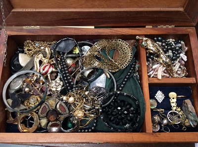 Lot 663 - Wooden jewellery box containing costume jewellery and bijouterie