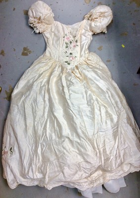 Lot 448 - Vintage Berkertex wedding dress, veil and pair shoes