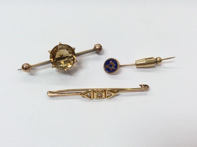 Lot 701 - Two 9ct gold bar brooches and Masonic 9ct gold enamel stickpin