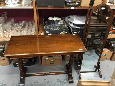 Lot 1038 - Mahogany side table on end standards 106 cm, lamps and cheval mirror (3)