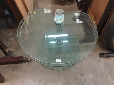 Lot 1052 - Stylish glass coffee table
