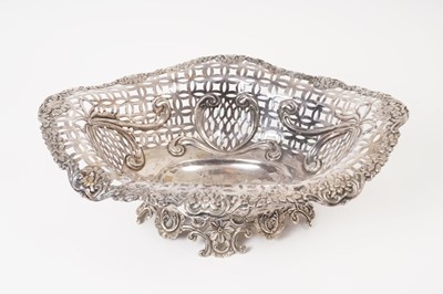 Lot 312 - Edwardian silver pierced dish (Birmingham 1901), 26ozs
