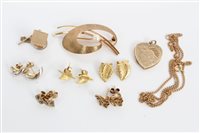 Lot 3256 - Gold (9ct) brooch mounted with a cultured...