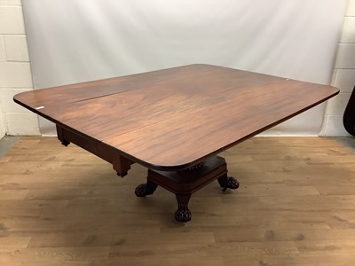 Lot 1470 - Good quality Regency style mahogany drop leaf dining table