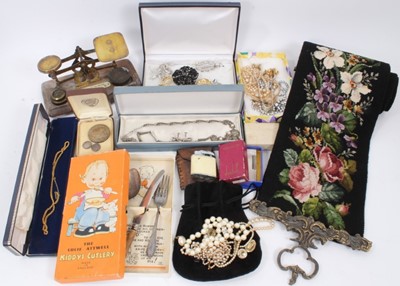 Lot 26 - Box of costume jewellery and bijouterie